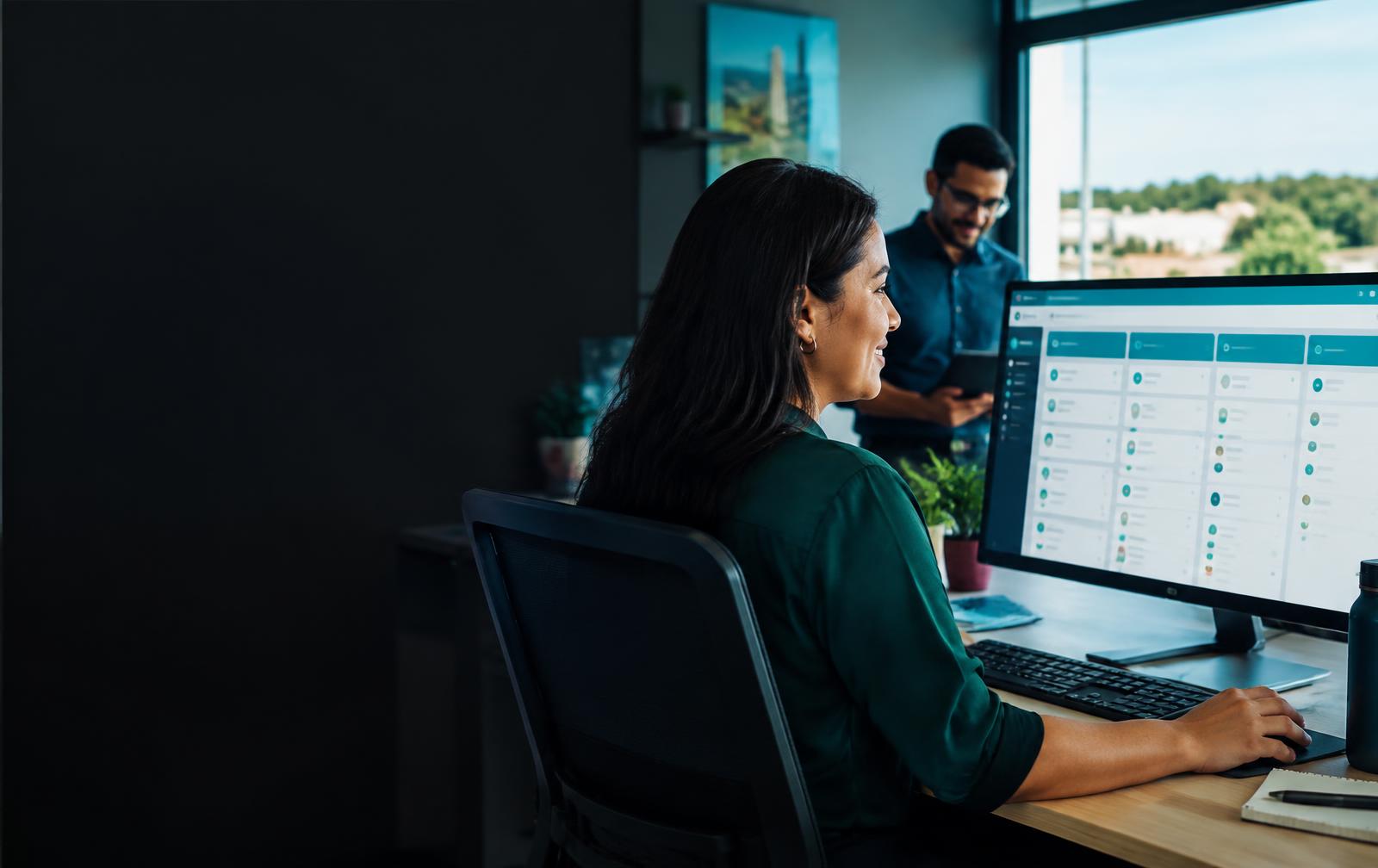 Equipe acompanhando oportunidades comerciais em uma tela de CRM